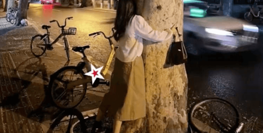 Женщина обнимает дерево, секрет обнимания деревьев, снимает стресс, успокаивает, дерево, улица, объятия, растение