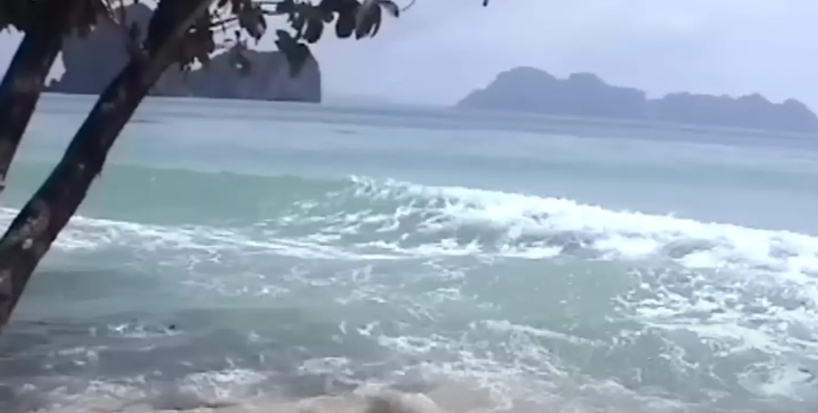 Цунамі 2004 року потрапило на відео туриста, який відпочивав на пляжі, стихійне лихо, катастрофа, Таїланд