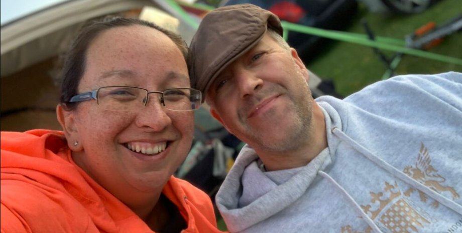 Усміхнена пара перед поїздкою, яка закінчилася для жінки сльозами в аеропорту