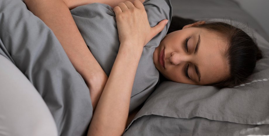 Девушка спит