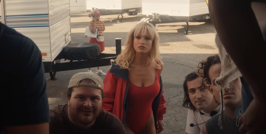 Лили Джеймс, помела андерсон и томми ли, секс-скандал, сериалы 2022, голое платье, красная дорожка