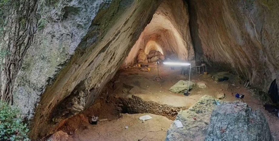 Пещера Арма Вейрана, Италия