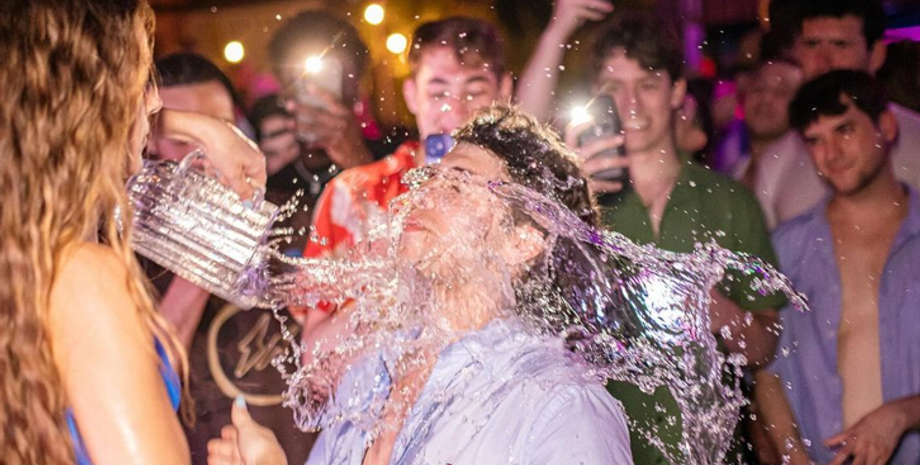 Коктейль з ляпасом подають в США, розваги, шоу, курйози, бари, атракціони, незвичний заробіток, США