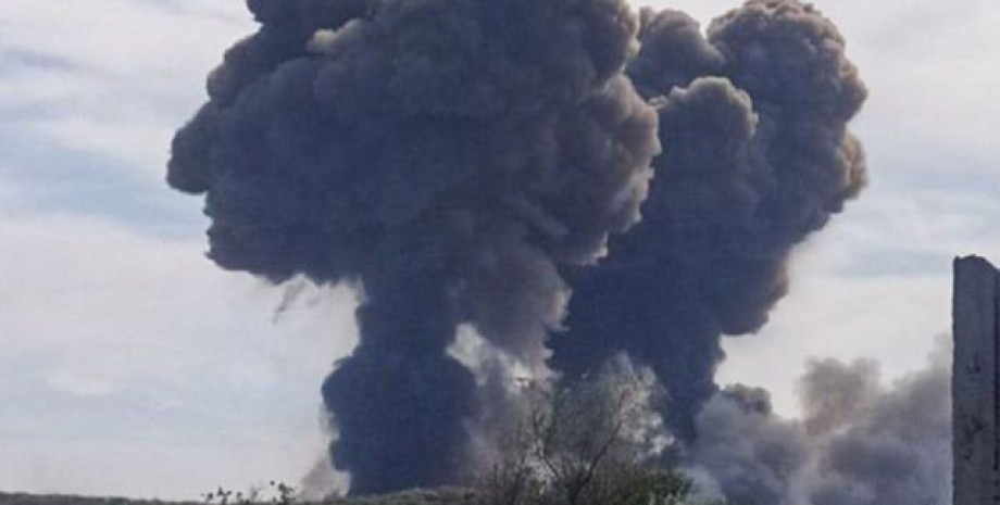 Podél letiště Belbek v Sevastopolu byly dvě vlny úderů, po kterém vypukl oheň. P...