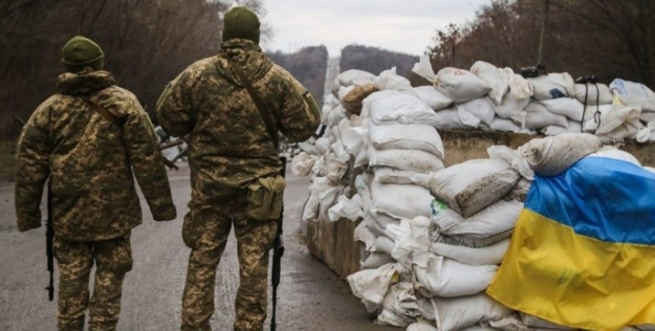 Украинские военные на блокпосте во время войны