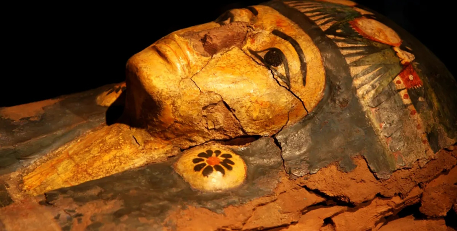 У більшості мумій відсутні очі: які предмети використовують замість них0