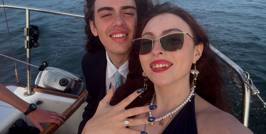 Мария Полякова с бойфрендом демонстрирует кольцо с помолвки