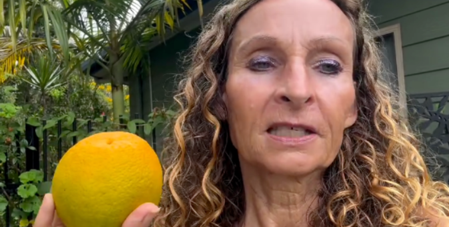 Женщина пила сок в течение 40 дней, стоит ли часто пить соки, напитки, правильное питание, эксперимент