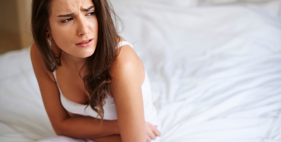 Девушка держится за живот