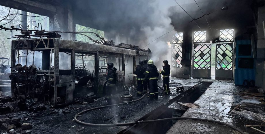 Последствия удара РФ по Харькову Дроны-камикадзе "Шахед" ВС РФ ударили по троллейбусному депо в Харькове и ранили двух человек, заявил Игорь Терехов 30 мая