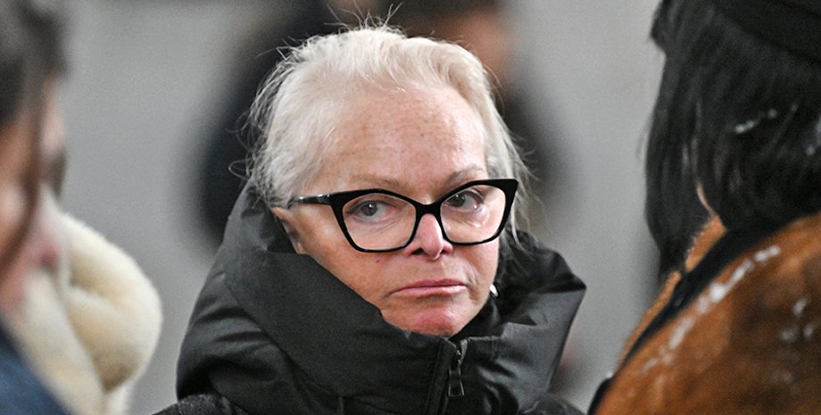 Лариса Доліна в чорних окулярах та пуховику