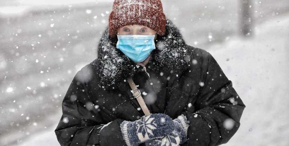 пенсионерка в маске, снег