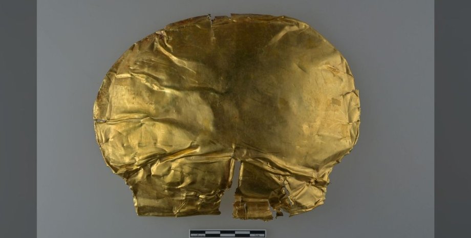 золотая маска, серый фон, фото