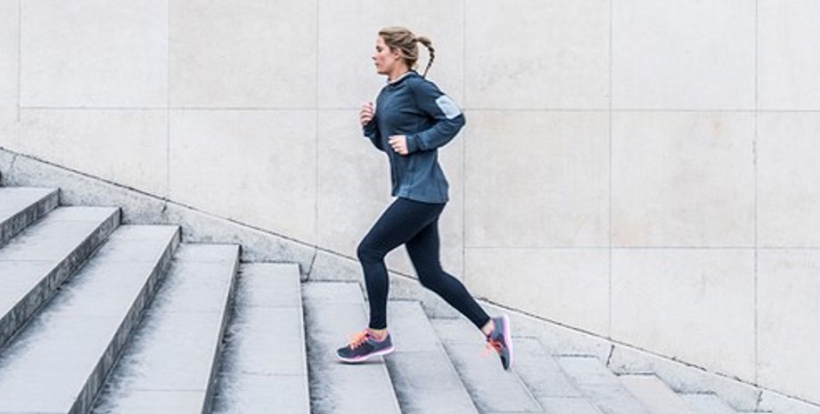 жінка, сходинки, біг