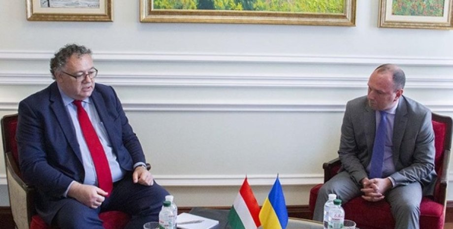 Посол Венгрии в Украине Иштван Ийдярто и Егор Божок/Фото: МИД Украины