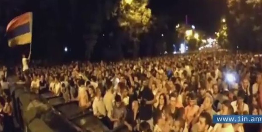 Баррикады в Ереване / Фото: кадр из трансляции 1in.am LIVE