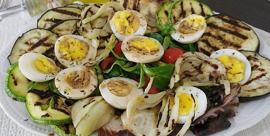 Салат из овощей гриль и яиц, овощи гриль, кабачки, баклажаны