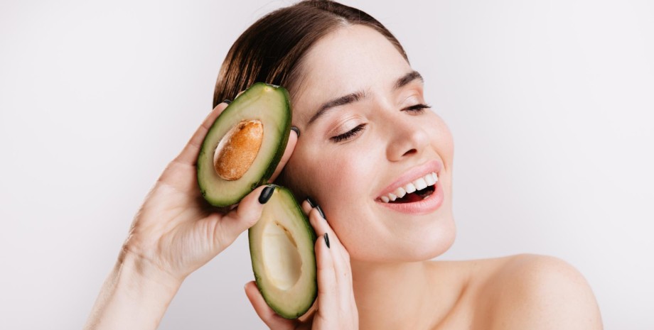 Девушка с авокадо Девушка держит в руках авокадо