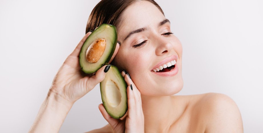 Девушка держит в руках авокадо