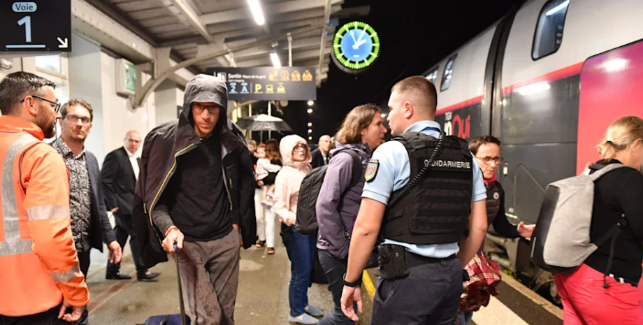 У Франції евакуювали з поїзда 1200 осіб через неприємний запах в одному з вагонів, що сталося, причини інциденту, курйози, фото