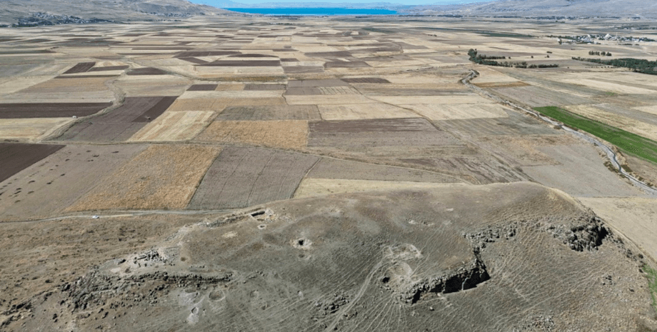 археологи нашли клинописные надписи