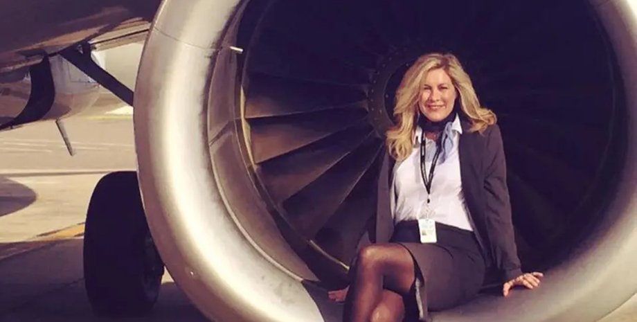 Колишня стюардеса Гізер Пул розповіла чому бортпровідниці носять червону помаду