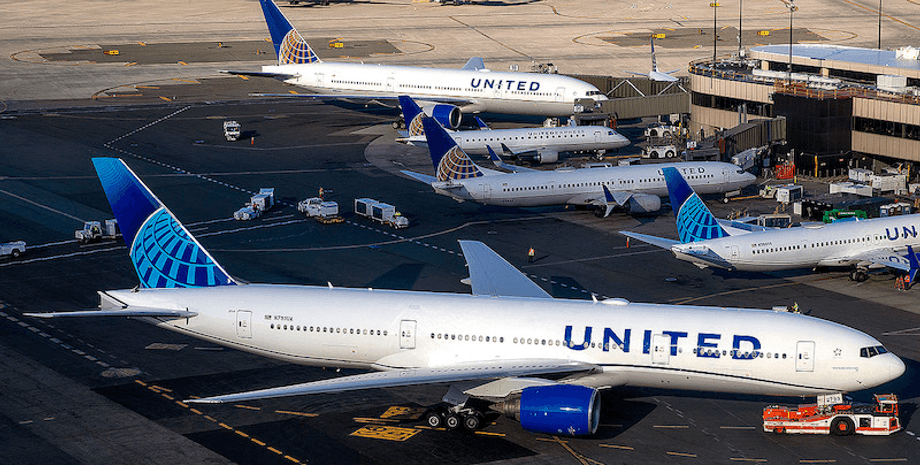 Літак, аеропорт, вимушена посадка, рейс, на борту літака, пасажирка влаштувала дебош, відмовили у вині, стюардеси,