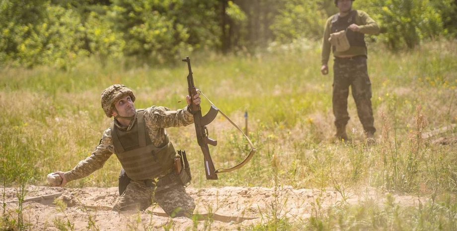 Мобилизованный бросает гранату под контролем инструктора во время прохождения БЗВП