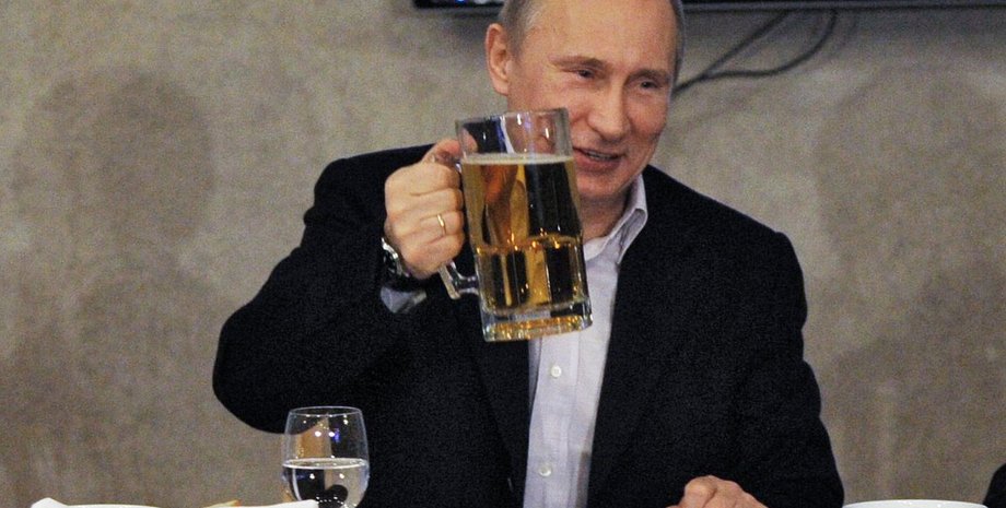 путін з пивом, путін пиво, пиво путін, путін і пиво, путін п'є пиво, путін з келихом пива