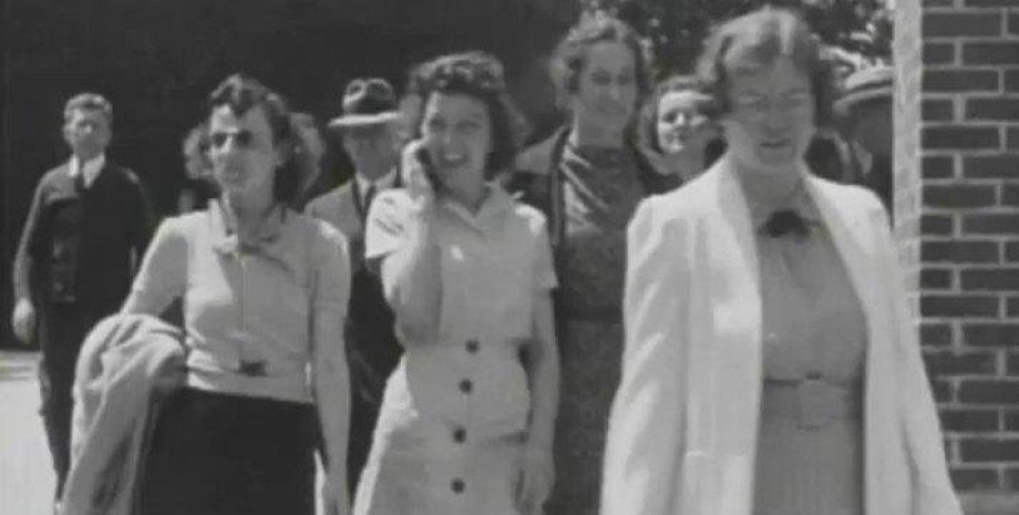 подорож в часі, мобільний телефон, бездротовий телефон, експеримент, історичне фото, дівчина з телефоном 1938 рік