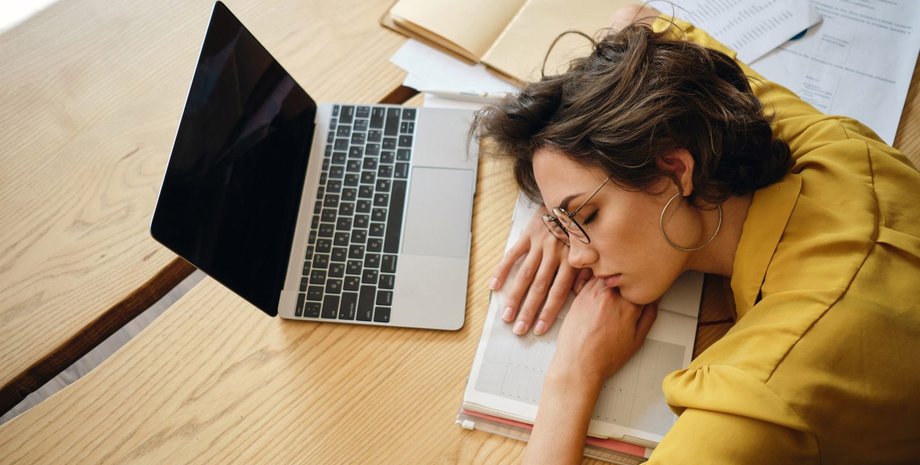 девушка, стол, ноутбук, сон, фото