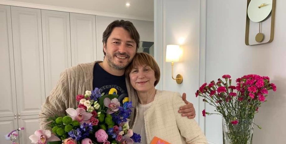 Архивное фото Сергея Притулы с мамой, сделанное в 2021 году