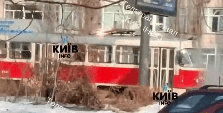 В Киеве а ходу загорелся трамвай