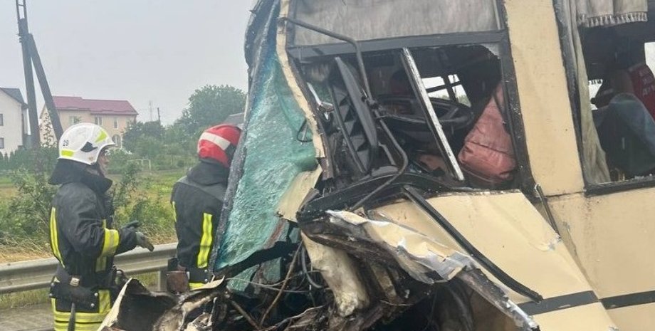 Аварія на Львівщині, аварія з автобусом, аварія з вантажівкою
