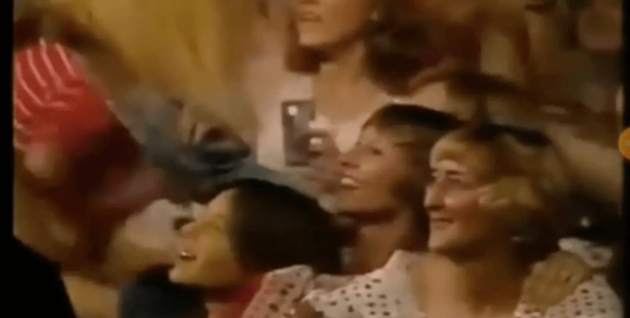 Концерт Элвиса Пресли, фанаты, путешествия во времени, путешественник во времени, современные технологии, девушка с телефоном