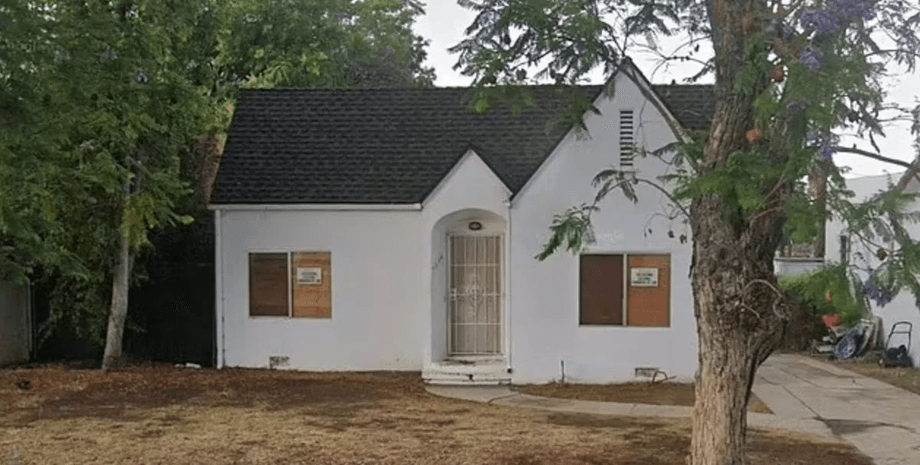 Жінка незаконно живе у своєму будинку, будинок, котедж, плата за житло, виселили з будинку,