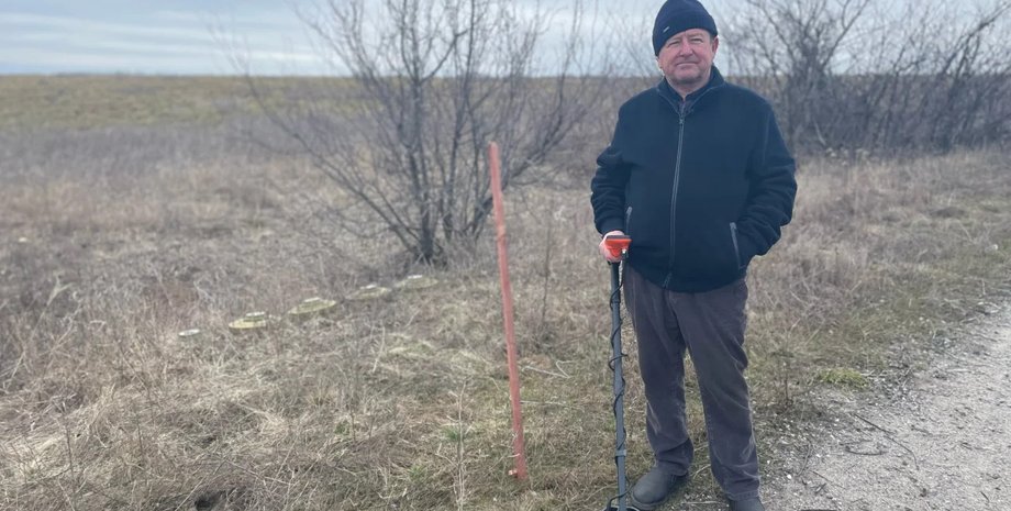Фермер Александр Гаврилюк с металлодетектором