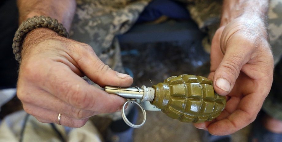 Военный ВСУ держит оборонительную осколочную ручную гранату модели Ф-1