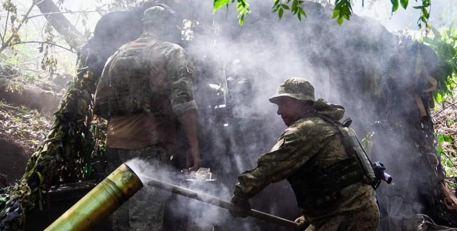 украинские военные, пушка, поле боя