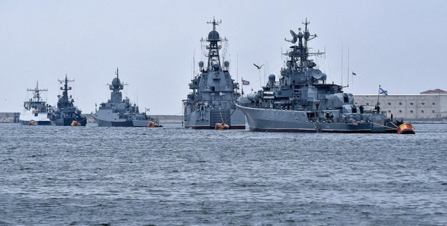 Российские корабли в море