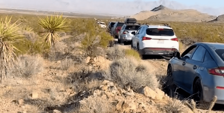 Туристы застряли посреди пустыни Туристы застряли посреди пустыни, туристы, короткий путь, срезали дорогу, бездорожье, колонна машин, GPS-навигатор