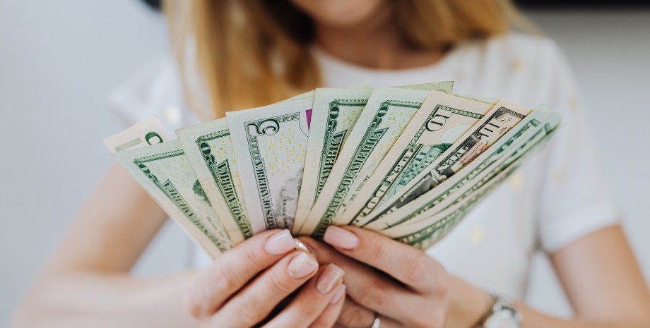 Эксперты спрогнозировали курс доллара в Украине до конца года Женщина с долларами, курс доллара, доллар.