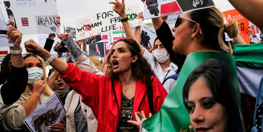 жінки протест, фемактивізм, фемінізм, жіночий активізм, гендерна рівність, фемінізм та політика, політика та гендер, боротьба з диктатурою