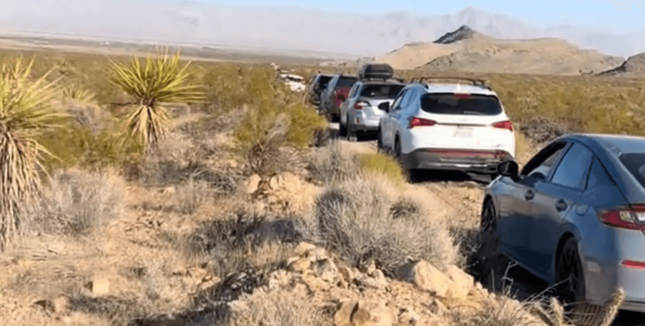 Туристы застряли посреди пустыни, туристы, короткий путь, срезали дорогу, бездорожье, колонна машин, GPS-навигатор