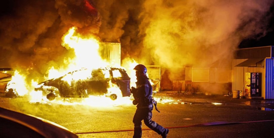 Горящая машина