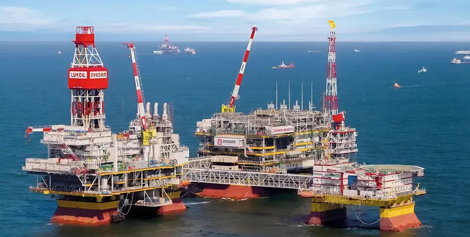 Нефтяная платформа Лукойл в море