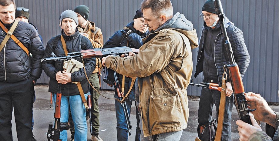 Раздача оружия в Киеве, раздача оружия, оружие