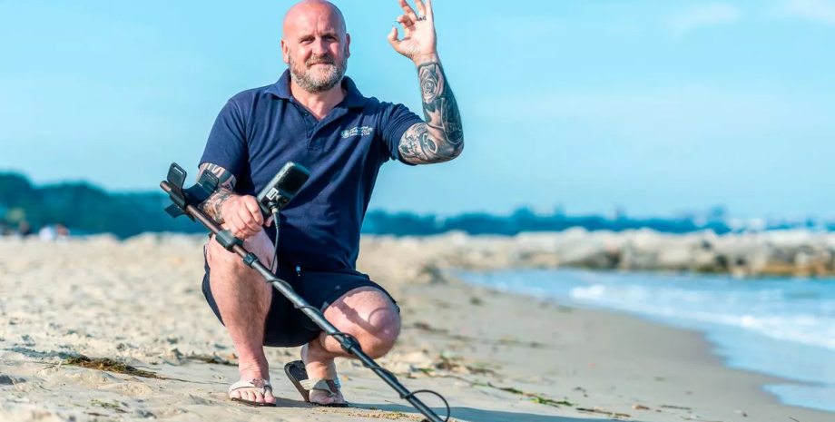 Мужчина ищет пропавшие вещи, металлоискатель Мужчина ищет пропавшие вещи, металлоискатель, находка, властелин колец, драгоценности, пляж, море, ценные вещи, юбилей