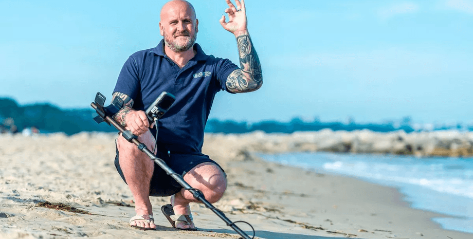 Мужчина ищет пропавшие вещи, металлоискатель, находка, властелин колец, драгоценности, пляж, море, ценные вещи, юбилей