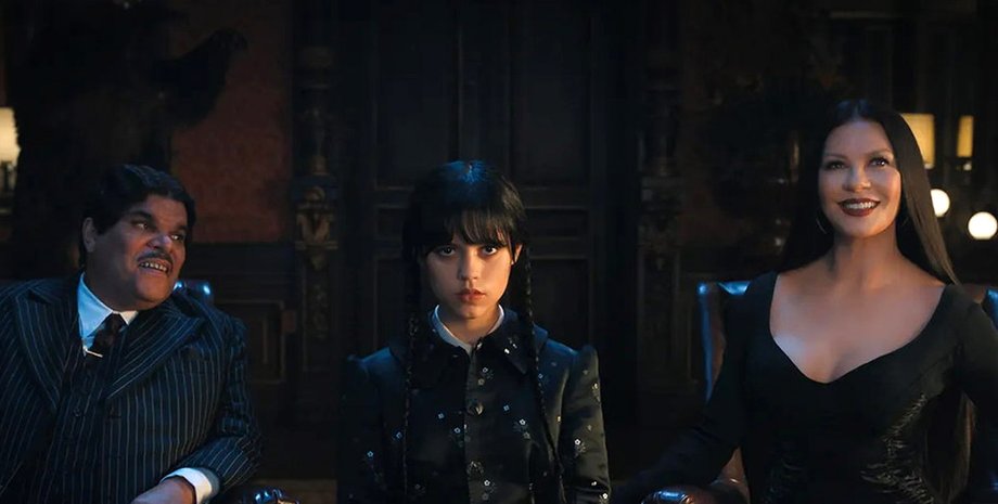 Кадр из сериала Уэнсдэй - актеры Луис Гусман, Кэтрин Зета-Джонс, Дженна Ортега